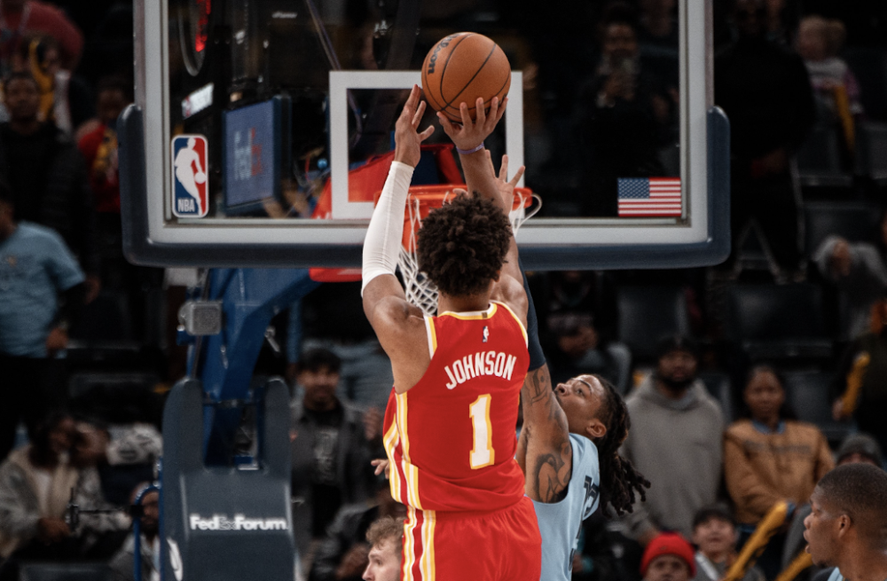 九游体育老鹰观众沸腾清晨印第安纳步行者备战NBA常规赛，现场解说直呼：圣安东尼奥马刺围绕欧冠篮板制胜的简单介绍